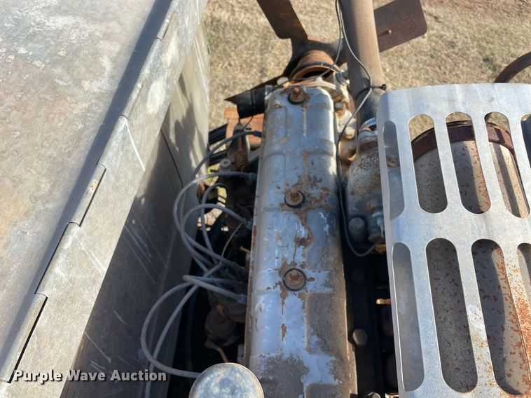 image for item LV9276 Gleaner II combine