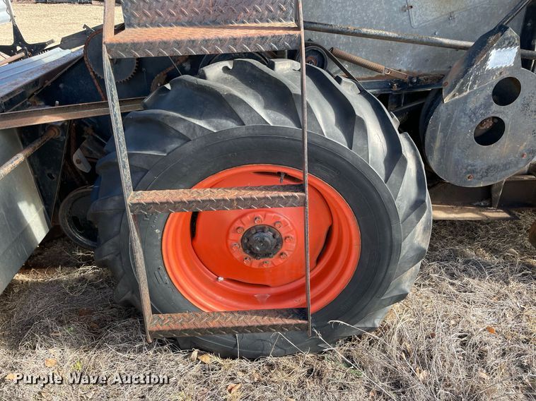 image for item LV9276 Gleaner II combine