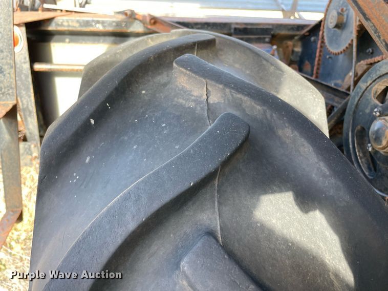 image for item LV9276 Gleaner II combine