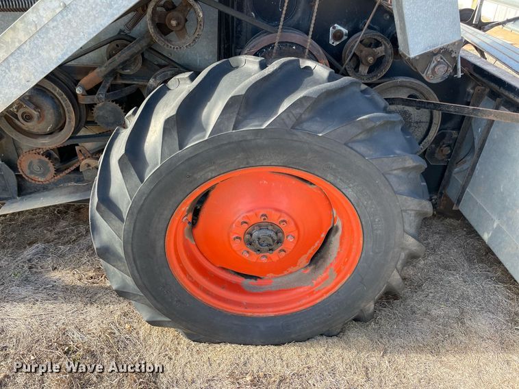 image for item LV9276 Gleaner II combine