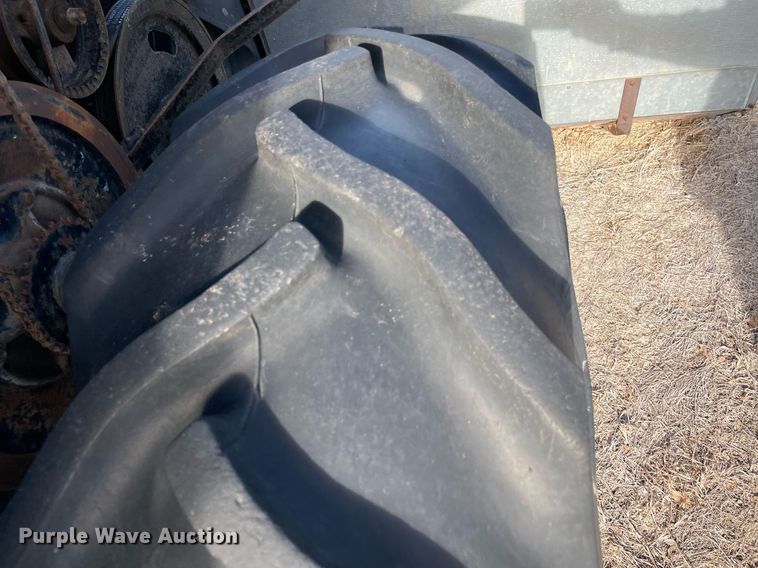 image for item LV9276 Gleaner II combine