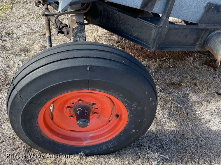 image for item LV9276 Gleaner II combine