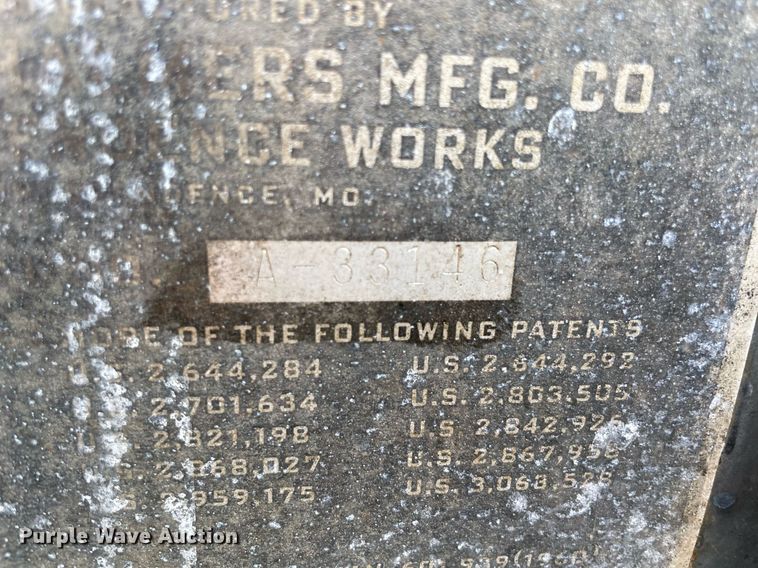 image for item LV9276 Gleaner II combine