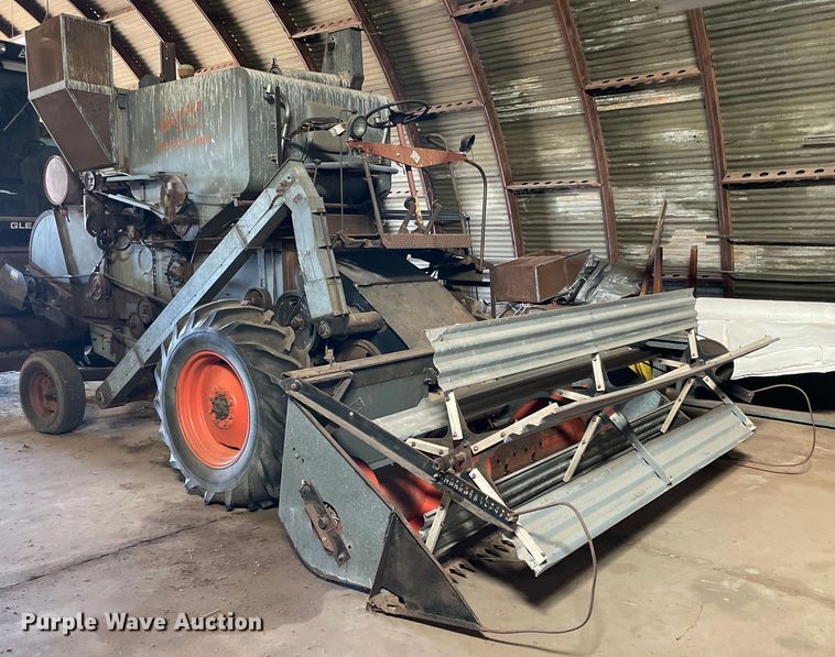 image for item LV9277 Gleaner A combine