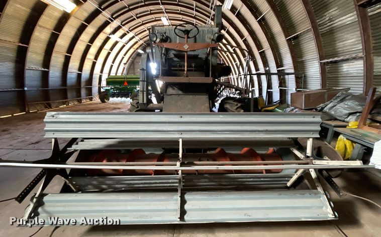 image for item LV9277 Gleaner A combine