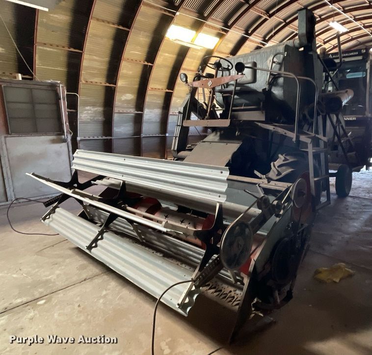 image for item LV9277 Gleaner A combine