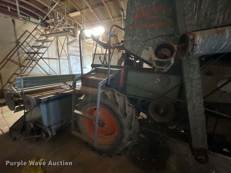 image for item LV9277 Gleaner A combine