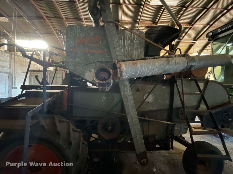 image for item LV9277 Gleaner A combine