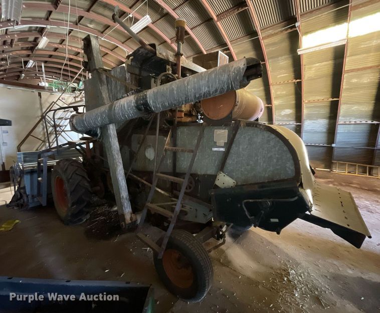 image for item LV9277 Gleaner A combine