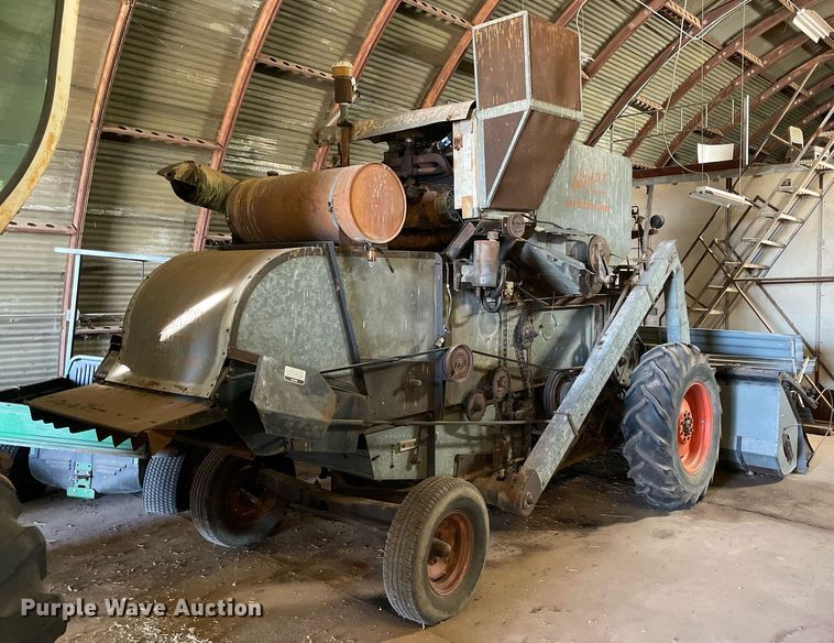 image for item LV9277 Gleaner A combine