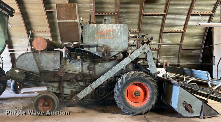 image for item LV9277 Gleaner A combine