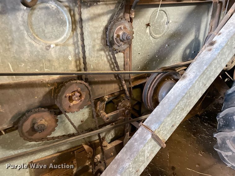 image for item LV9277 Gleaner A combine