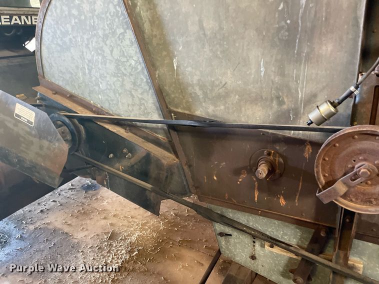 image for item LV9277 Gleaner A combine