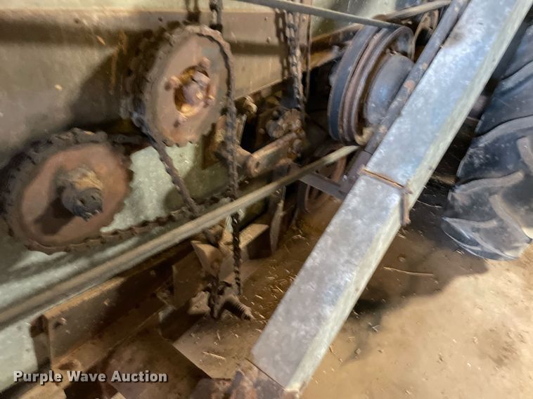 image for item LV9277 Gleaner A combine