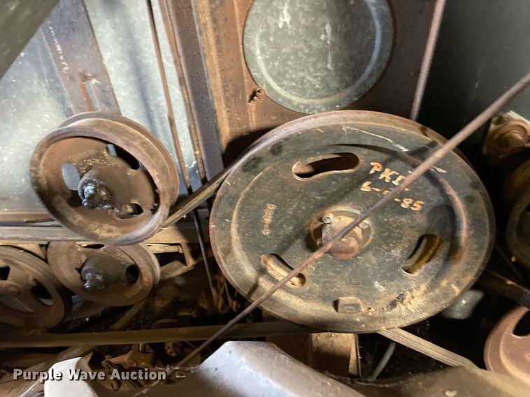 image for item LV9277 Gleaner A combine