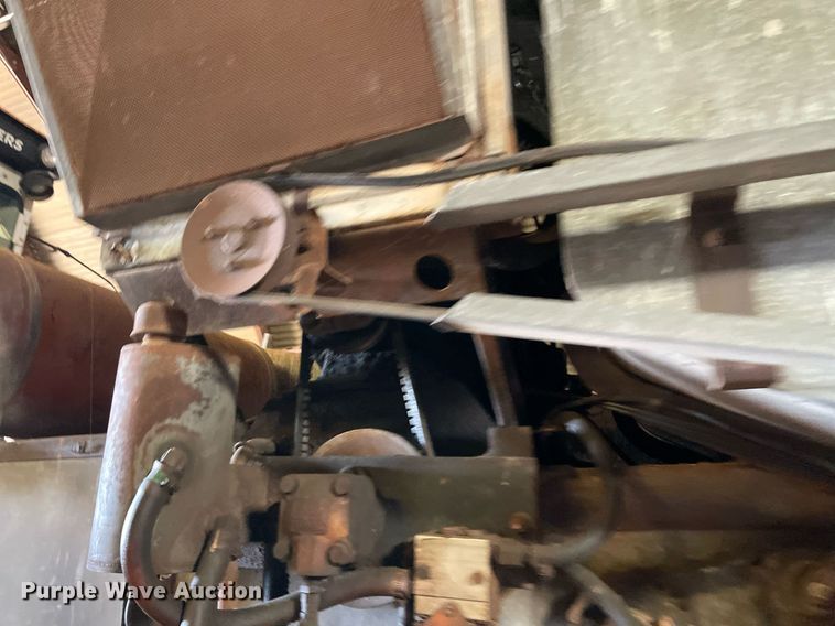 image for item LV9277 Gleaner A combine