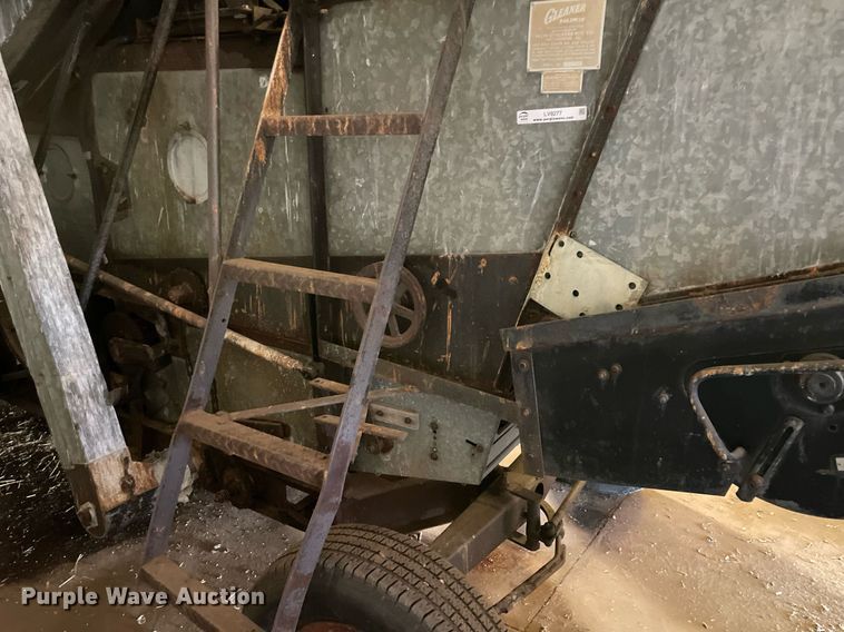 image for item LV9277 Gleaner A combine