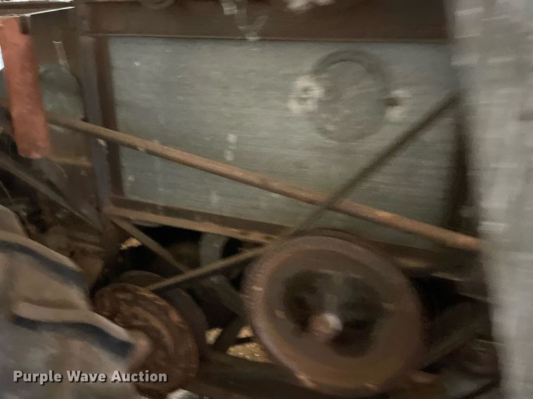 image for item LV9277 Gleaner A combine