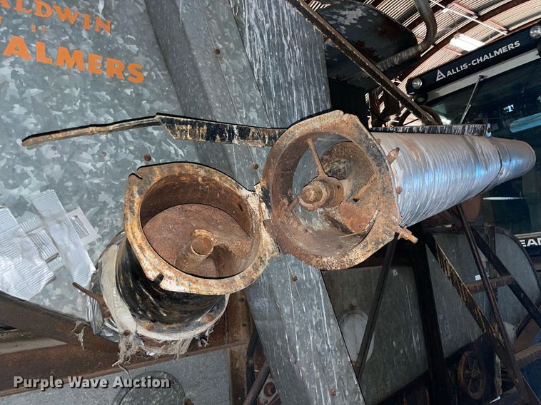 image for item LV9277 Gleaner A combine