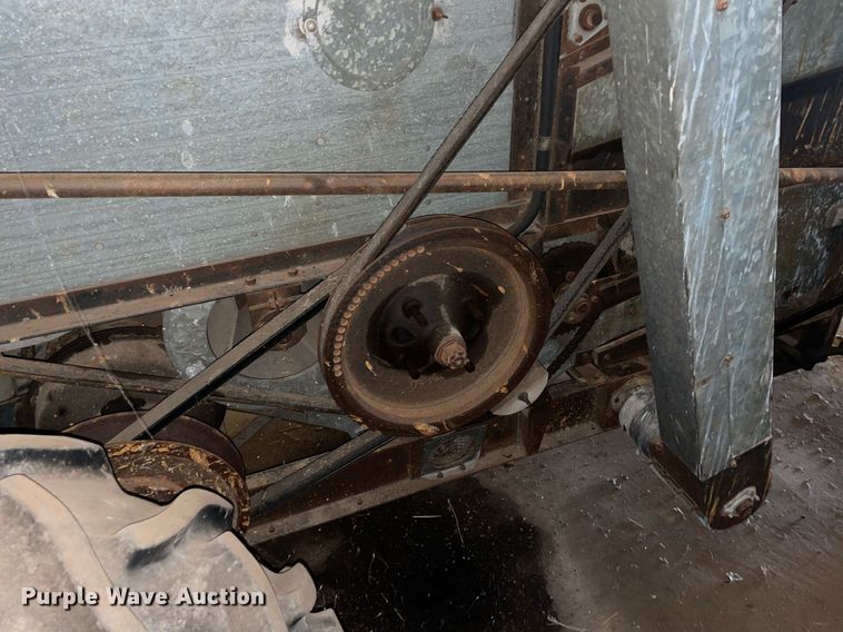 image for item LV9277 Gleaner A combine