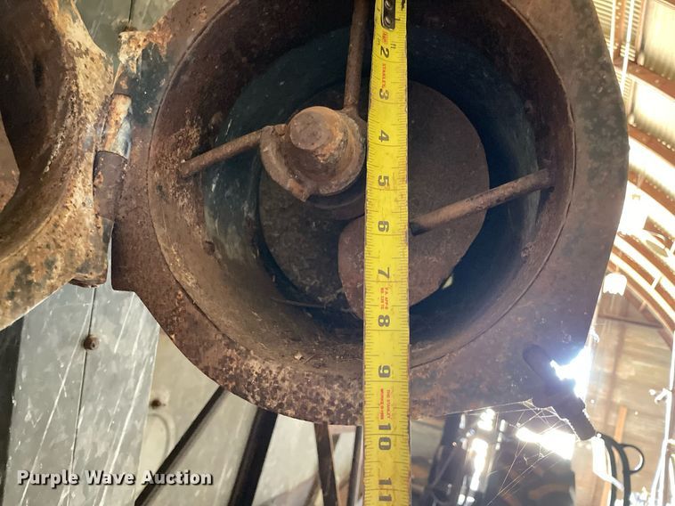 image for item LV9277 Gleaner A combine