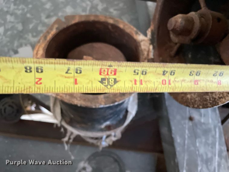 image for item LV9277 Gleaner A combine