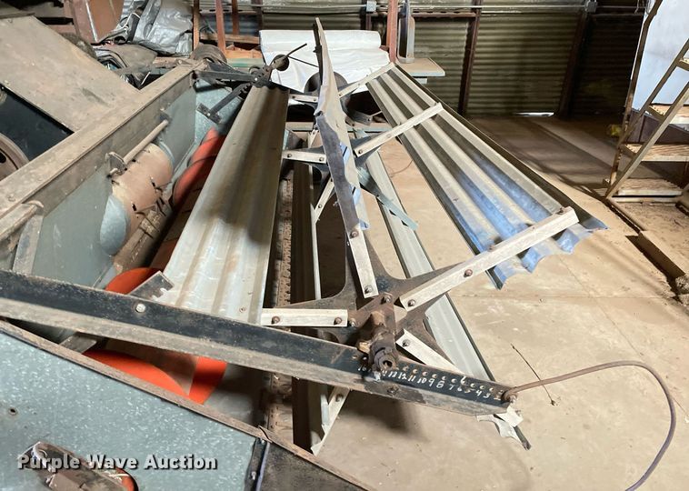 image for item LV9277 Gleaner A combine