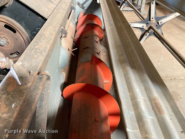 image for item LV9277 Gleaner A combine