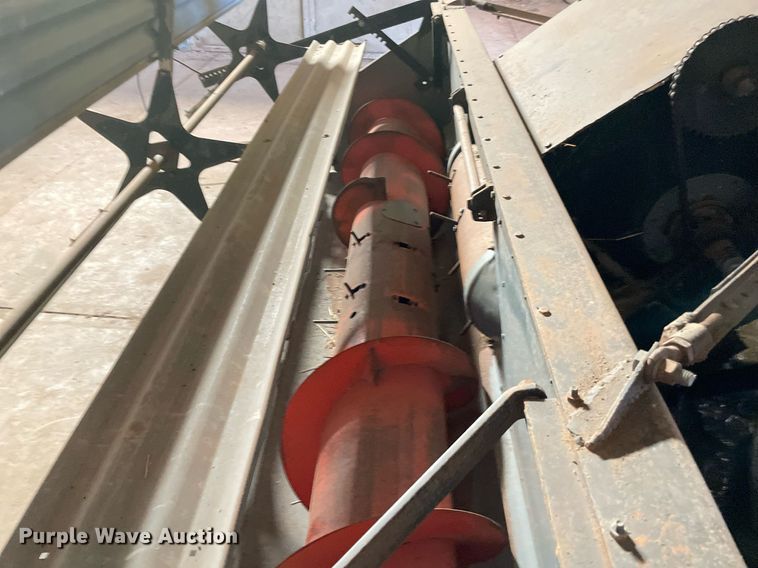 image for item LV9277 Gleaner A combine