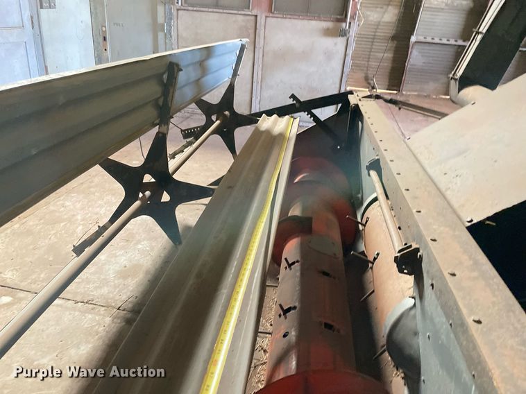 image for item LV9277 Gleaner A combine