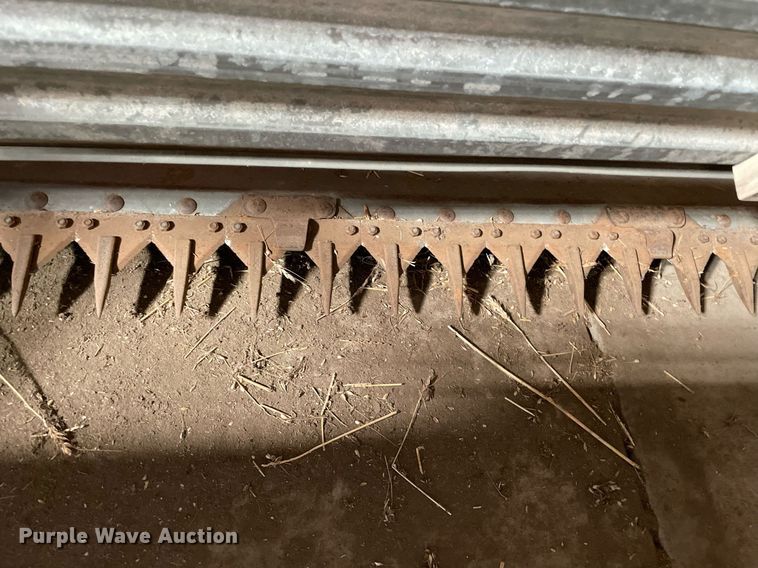 image for item LV9277 Gleaner A combine