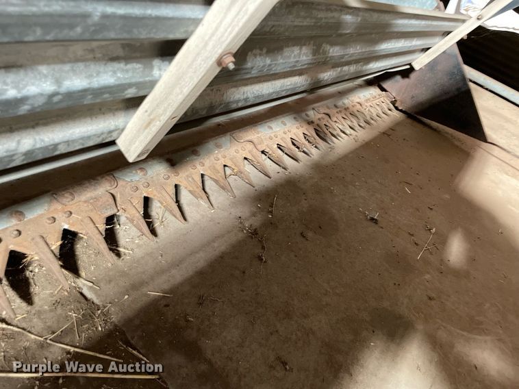 image for item LV9277 Gleaner A combine