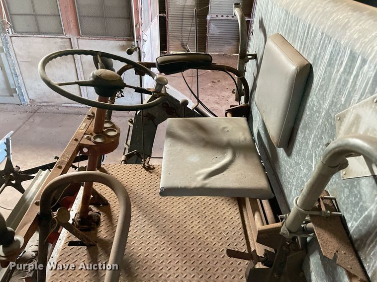 image for item LV9277 Gleaner A combine