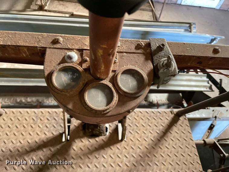 image for item LV9277 Gleaner A combine