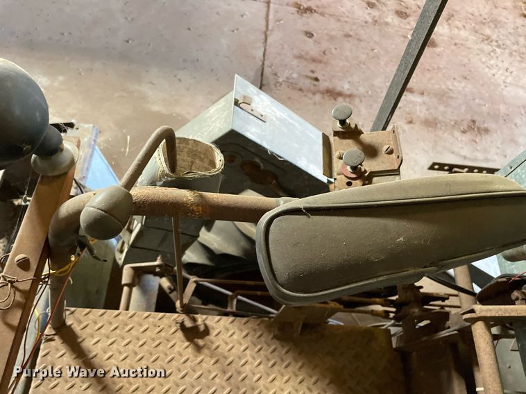 image for item LV9277 Gleaner A combine