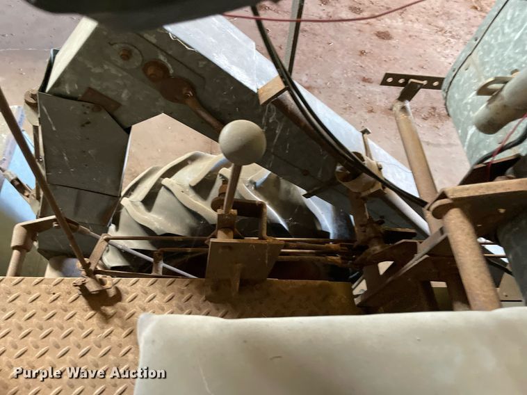 image for item LV9277 Gleaner A combine