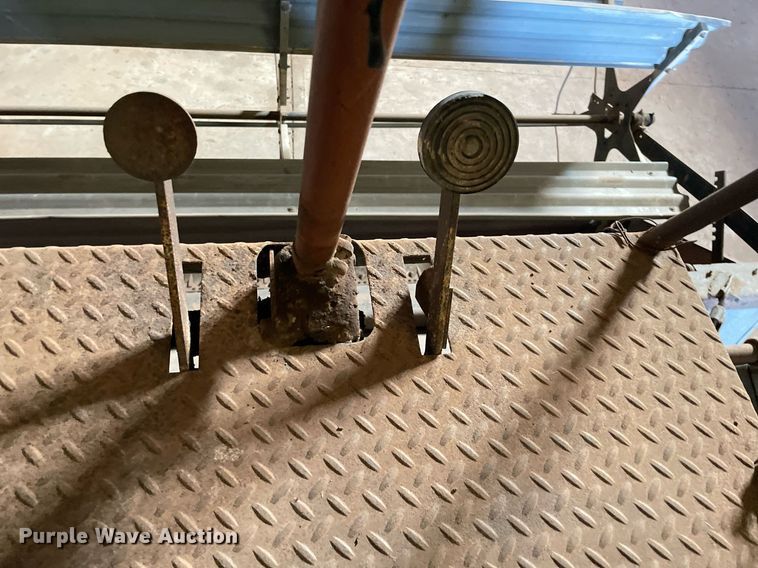 image for item LV9277 Gleaner A combine