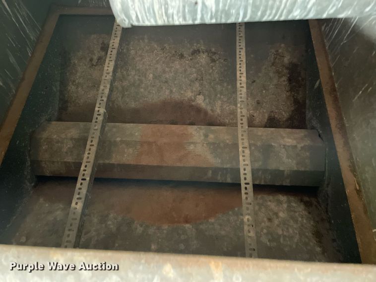 image for item LV9277 Gleaner A combine