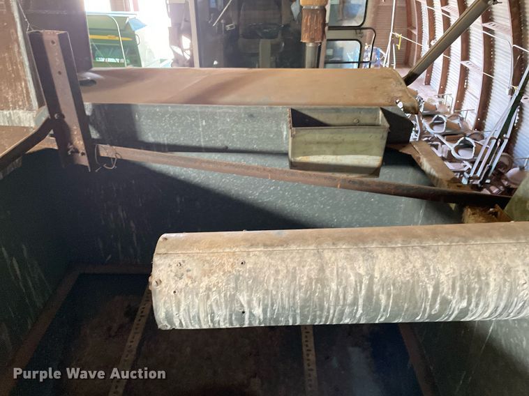 image for item LV9277 Gleaner A combine