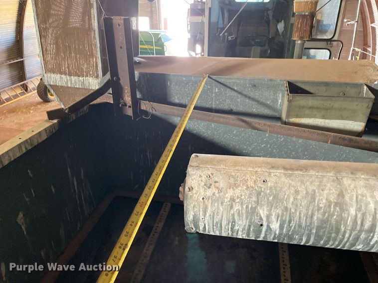 image for item LV9277 Gleaner A combine