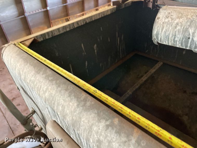 image for item LV9277 Gleaner A combine