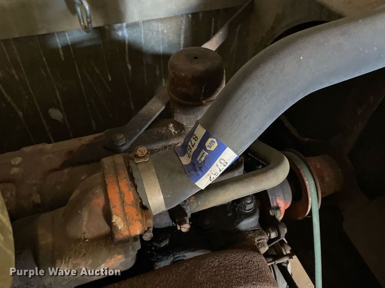 image for item LV9277 Gleaner A combine