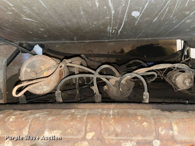 image for item LV9277 Gleaner A combine