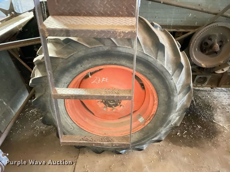 image for item LV9277 Gleaner A combine