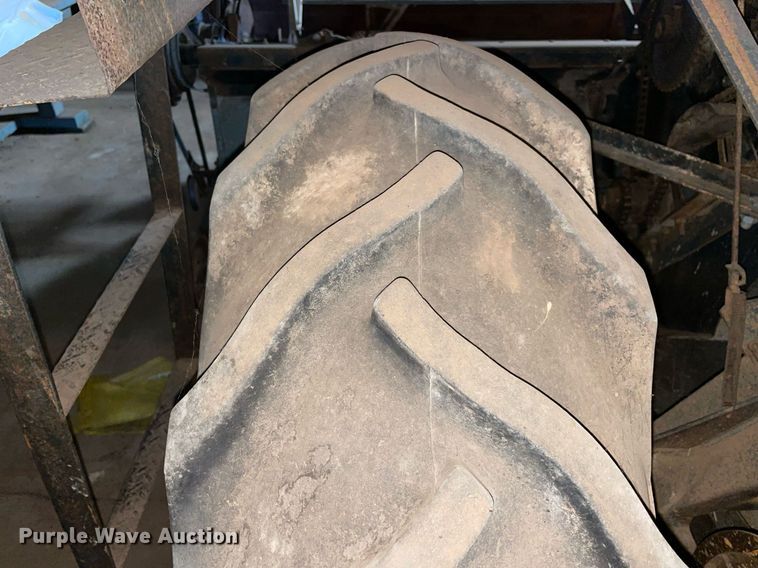 image for item LV9277 Gleaner A combine