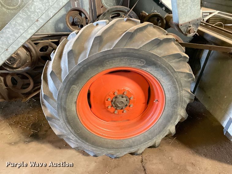 image for item LV9277 Gleaner A combine