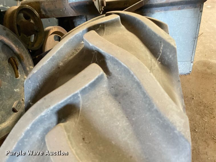 image for item LV9277 Gleaner A combine