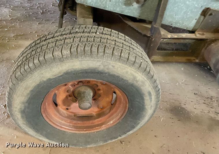 image for item LV9277 Gleaner A combine