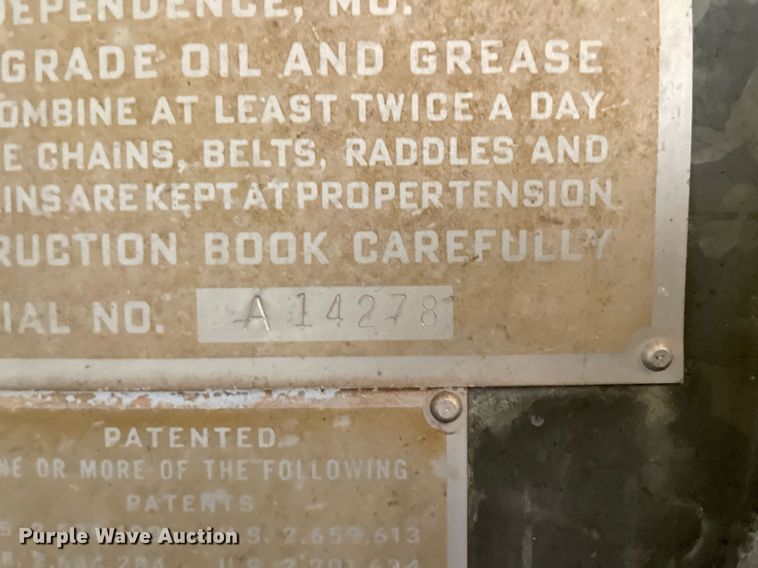 image for item LV9277 Gleaner A combine