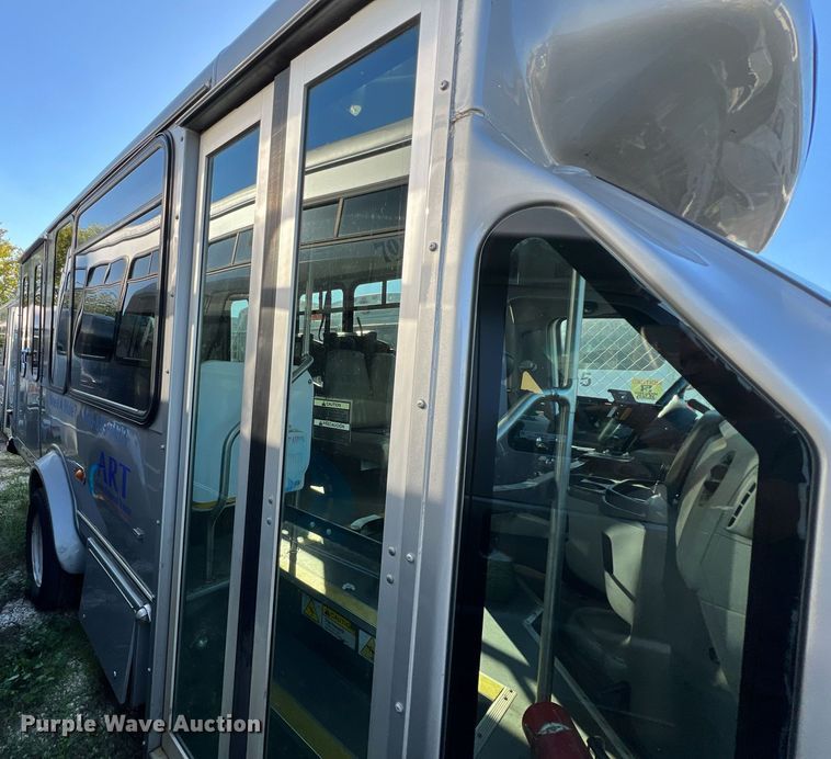 image for item MH9933 2014 Ford E350  shuttle bus